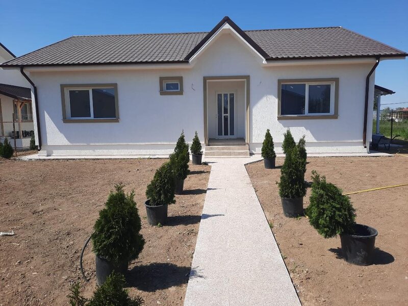 Sabareni casa 4 camere 2 bai p+pod placa beci curte amenajata gazon pavele