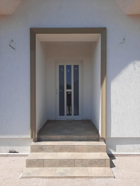 Sabareni casa 4 camere 2 bai p+pod placa beci curte amenajata gazon pavele