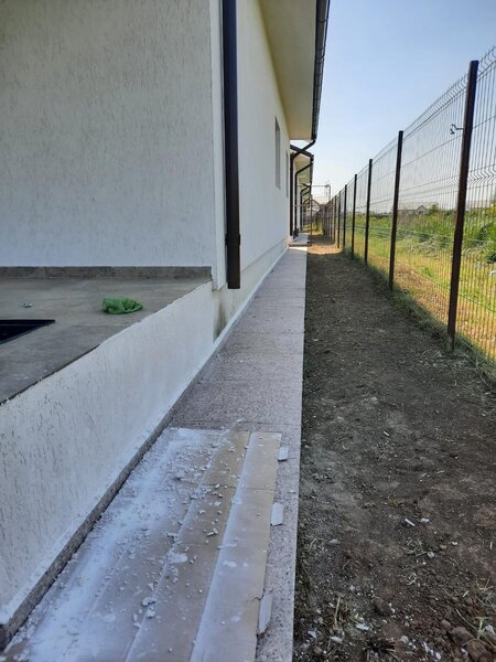 Sabareni casa 4 camere 2 bai p+pod placa beci curte amenajata gazon pavele
