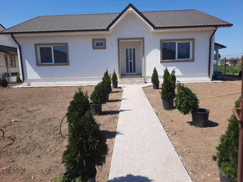 Sabareni casa 4 camere 2 bai p+pod placa beci curte amenajata gazon pavele